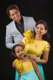 couple_with_daughter.jpg
