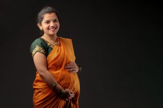 expecting_mother_in_saree.jpg